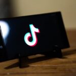 Il logo di TikTok sullo schermo di uno smartphone