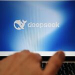 Un PC portatile con il logo di Deepseek sul display