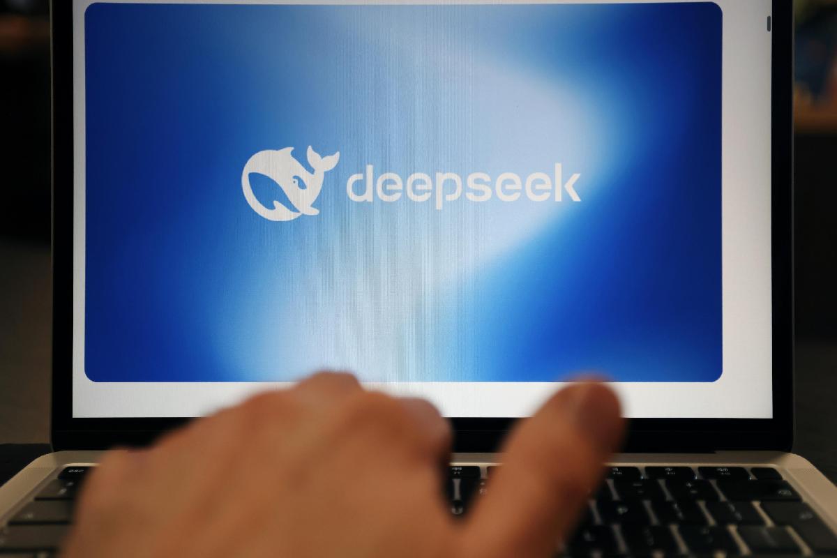 Un PC portatile con il logo di Deepseek sul display