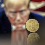 Un'illustrazione che rappresenta Donald Trump dietro a un Bitcoin